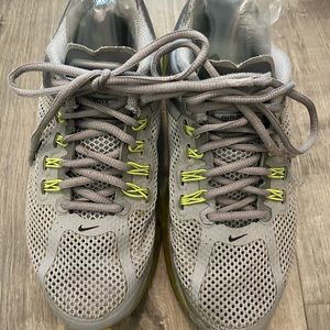 Nike AIRMAX Shoes (US 7)